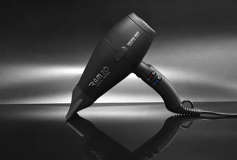 سشوار TecnoDry R.A.M. 2.0 روی سطح براق تیره
