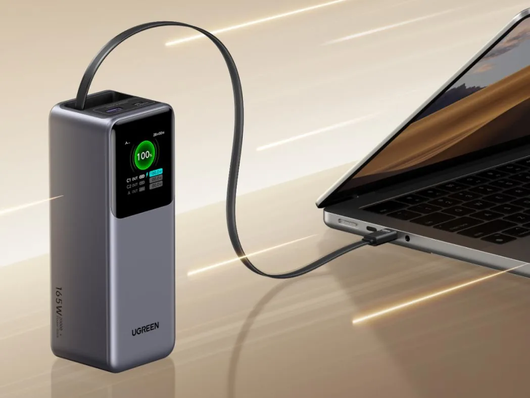 پاوربانک UGREEN با کابل جمع‌شونده، در حال شارژ یک لپ‌تاپ
